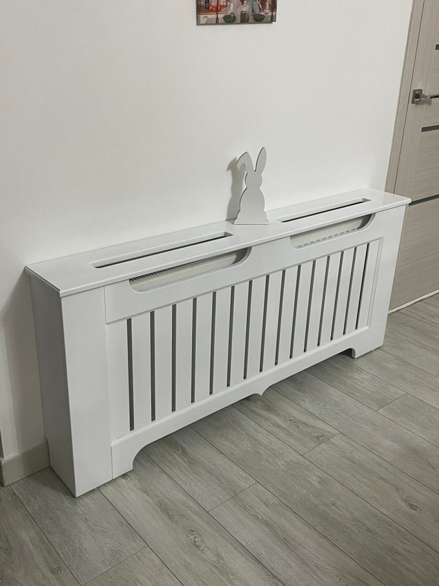 Mască albă cu ornament deasupra, într-o cameră