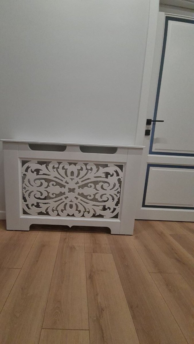 Mască ornamentală albă, într-un colț de hol
