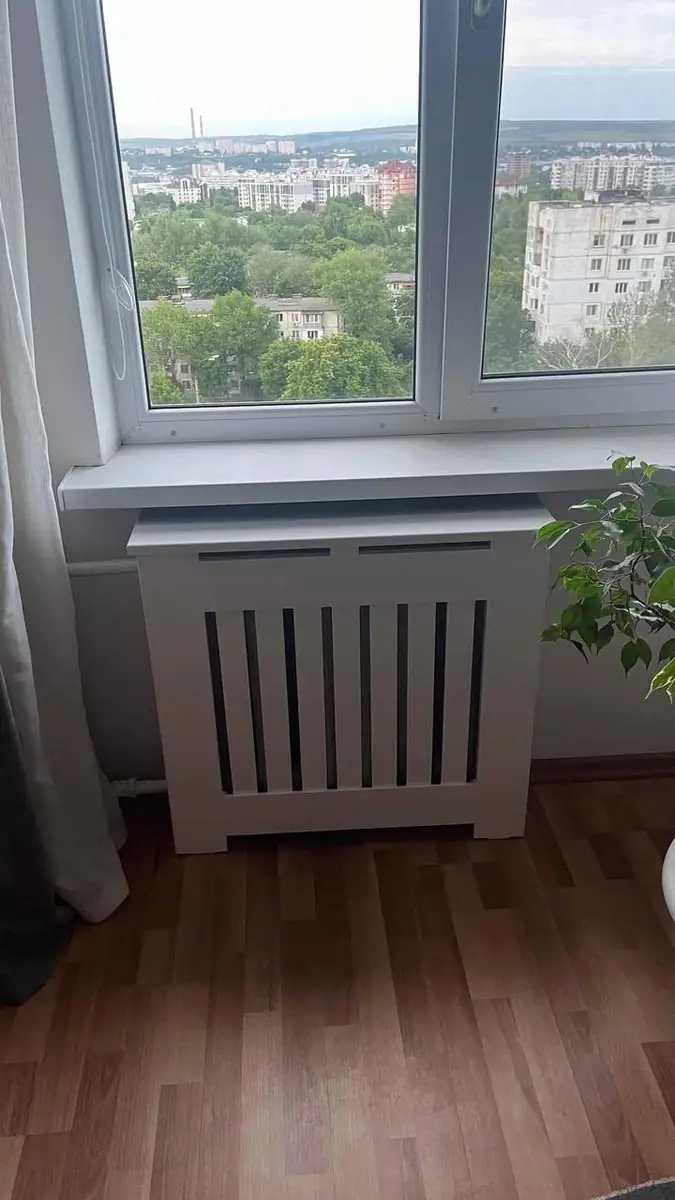 Белый экран с рейками под окном