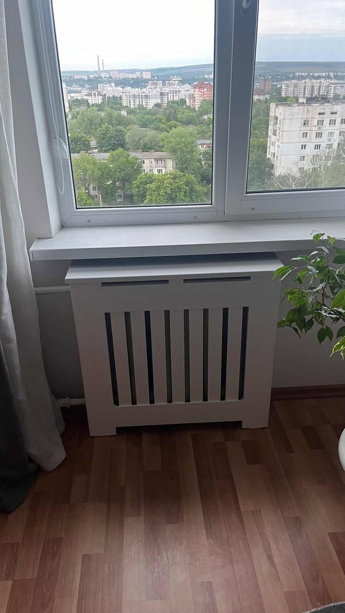 Mască albă cu șipci, sub fereastră