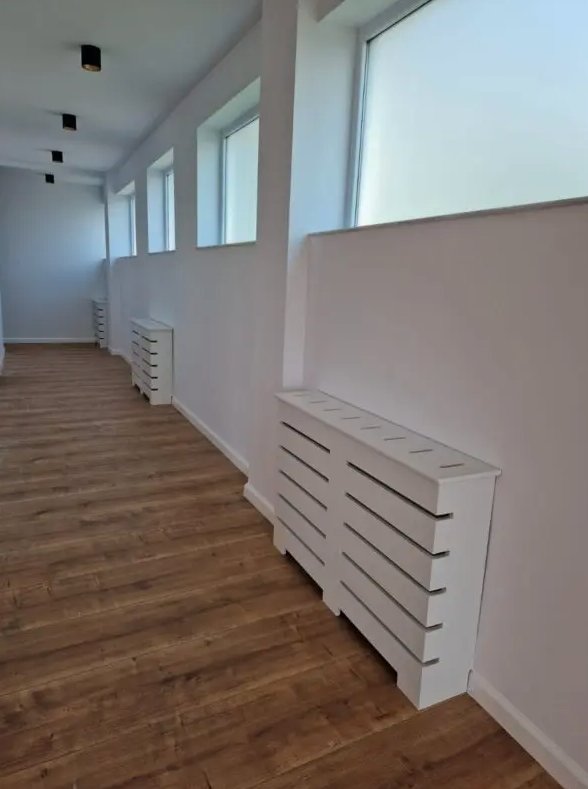 Măști albe montate de-a lungul unui hol