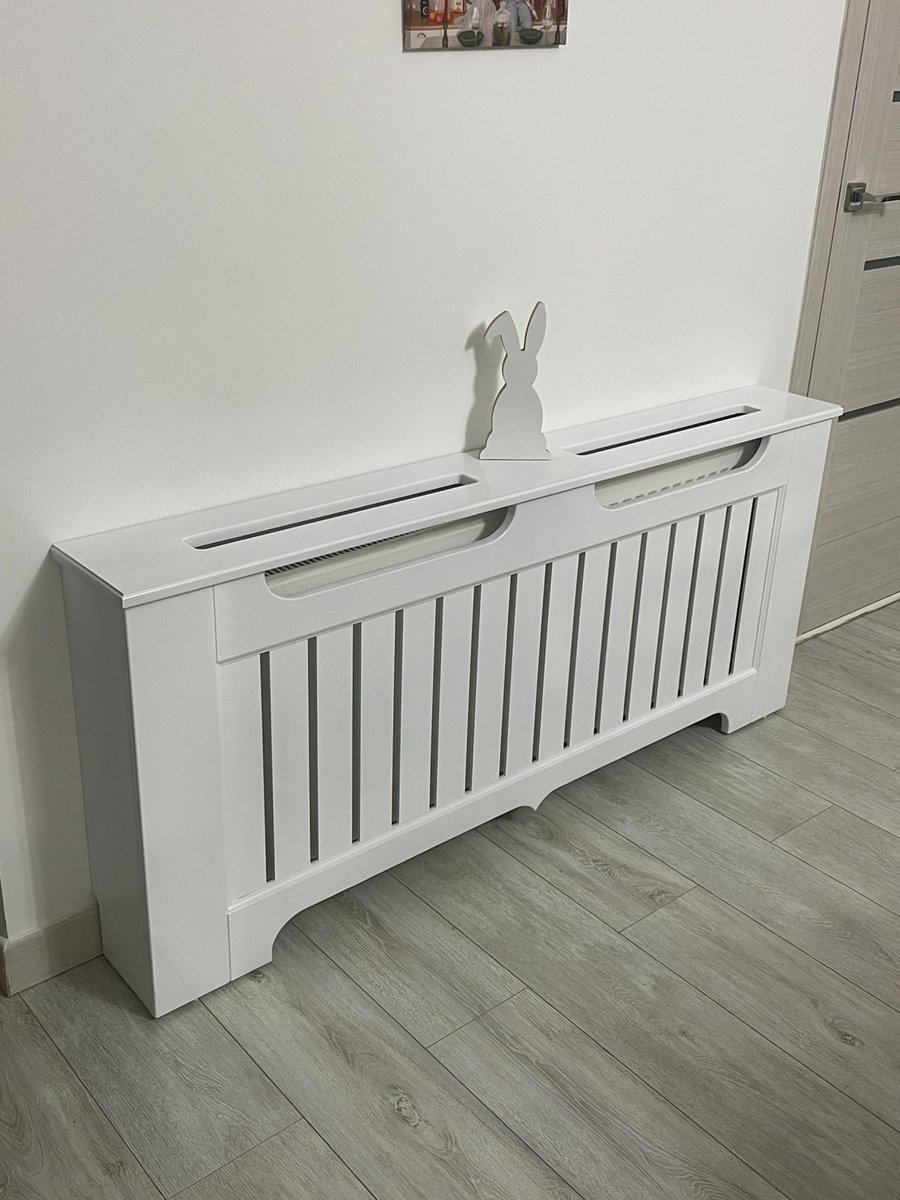 Mască albă cu ornament deasupra, într-o cameră
