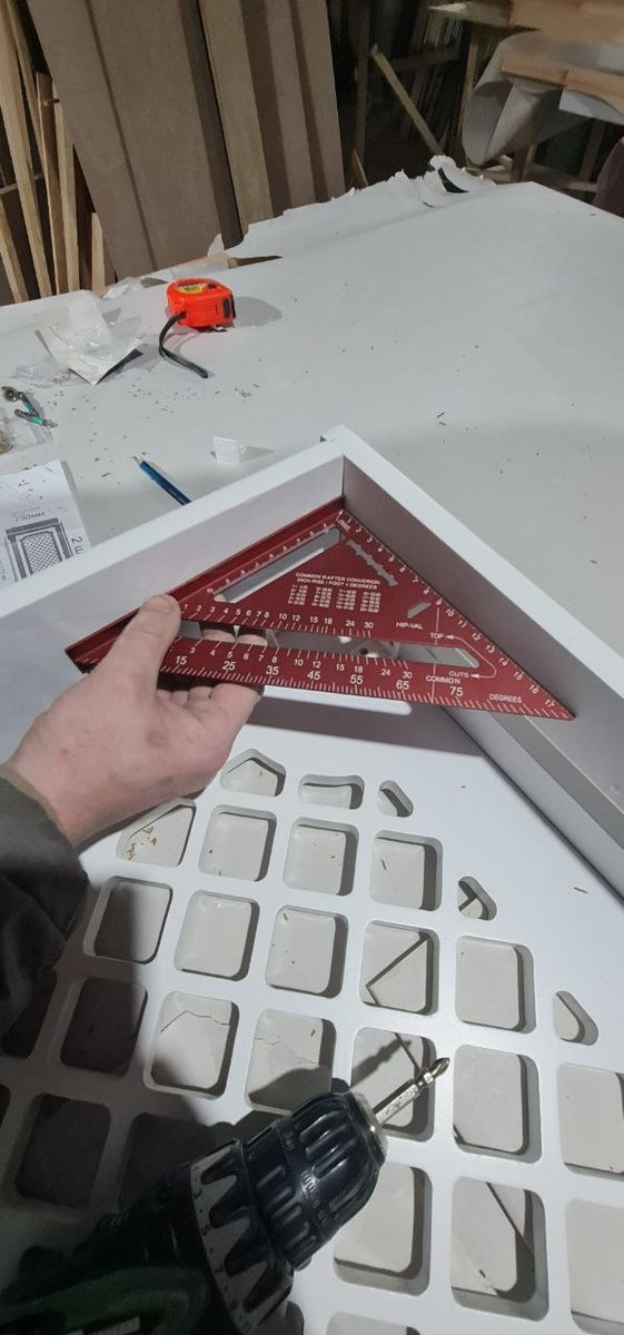 Asamblarea măștii în atelier